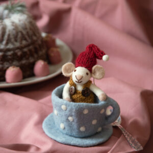 Décoration de noël souris espiègle dans une tasse en laine bouillie par Gry and Sif. Une sélection Koeben boutique de décoration pour un Noël scandinave.