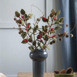 Branche de houx en laine bouillie par Gry and Sif pour une décoration de Noël toute douce.