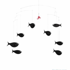 Mobile banc de 6 poissons tournant autour d'un ver rouge accroché à un hameçon. Suspension mobile et carton et acier dessinée en 1965 par Christian Flensted