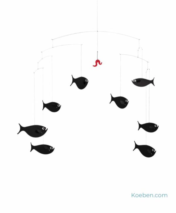Mobile banc de 6 poissons tournant autour d'un ver rouge accroché à un hameçon. Suspension mobile et carton et acier dessinée en 1965 par Christian Flensted