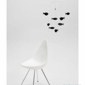Mobile banc de 6 poissons tournant autour d'un ver rouge accroché à un hameçon. Suspension mobile et carton et acier dessinée en 1965 par Christian Flensted
