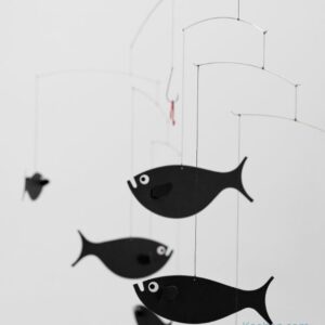 Mobile banc de 6 poissons tournant autour d'un ver rouge accroché à un hameçon. Suspension mobile et carton et acier dessinée en 1965 par Christian Flensted