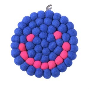 Dessous-de-plat Smiley en laine feutrée par Aveva Design pour protéger vos meubles de la chaleur et des rayures avec humour et élégance.