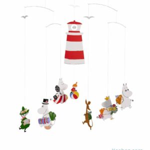 Mobile Moomin, une suspension en mouvement où dansent les personnages de la vallée des Moomins autour d'un phare. Un mobile iédal pour décorer une chambre d'enfant avec poésie.