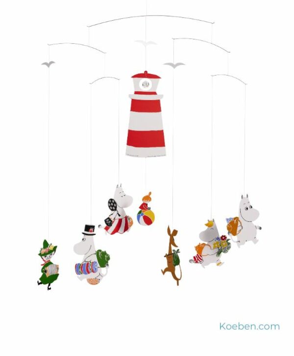 Mobile Moomin, une suspension en mouvement où dansent les personnages de la vallée des Moomins autour d'un phare. Un mobile iédal pour décorer une chambre d'enfant avec poésie.