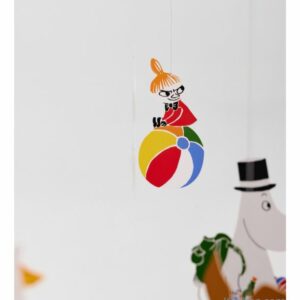 Mobile Moomin, une suspension en mouvement où dansent les personnages de la vallée des Moomins autour d'un phare. Un mobile iédal pour décorer une chambre d'enfant avec poésie.