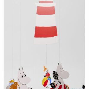 Mobile Moomin, une suspension en mouvement où dansent les personnages de la vallée des Moomins autour d'un phare. Un mobile iédal pour décorer une chambre d'enfant avec poésie.
