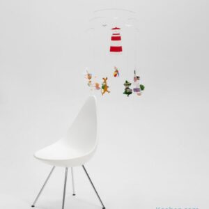 Mobile Moomin, une suspension en mouvement où dansent les personnages de la vallée des Moomins autour d'un phare. Un mobile iédal pour décorer une chambre d'enfant avec poésie.