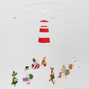 Mobile Moomin, une suspension en mouvement où dansent les personnages de la vallée des Moomins autour d'un phare. Un mobile iédal pour décorer une chambre d'enfant avec poésie.