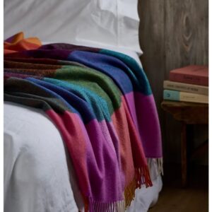 Plaid en laine vierge d'agneau modèle Hellfire, tissé en Irlande par Avoca