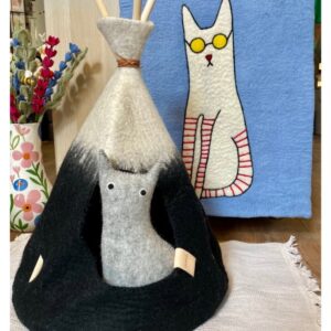 Tipi, niche en laine naturelle bouillie, bois et cuir pour chat ou chien dessiné par Aveva Design