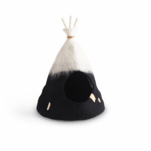 Tipi, niche en laine naturelle bouillie, bois et cuir pour chat ou chien dessiné par Aveva Design