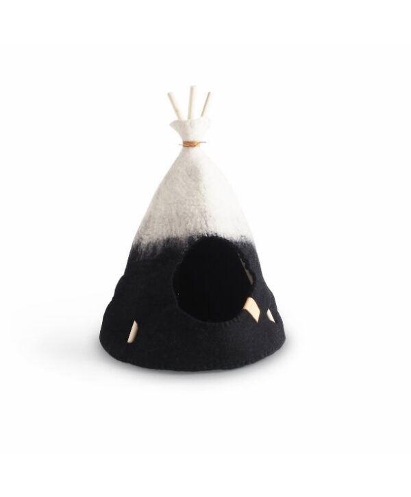 Tipi, niche en laine naturelle bouillie, bois et cuir pour chat ou chien dessiné par Aveva Design