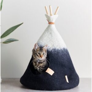 Tipi, niche en laine naturelle bouillie, bois et cuir pour chat ou chien dessiné par Aveva Design
