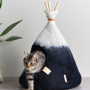 Tipi, niche en laine naturelle bouillie, bois et cuir pour chat ou chien dessiné par Aveva Design