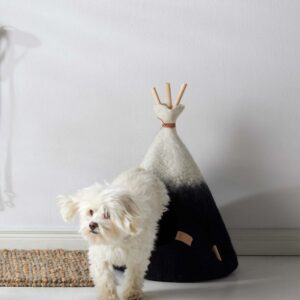 Tipi, niche en laine naturelle bouillie, bois et cuir pour chat ou chien dessiné par Aveva Design