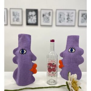 Vase face, couvre-bouteille en laine bouillie d'Aveva. Un accessoire qui transforme n'importe qu'elle bouteille en un vase plein d'humour.
