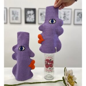 Vase face, couvre-bouteille en laine bouillie d'Aveva. Un accessoire qui transforme n'importe qu'elle bouteille en un vase plein d'humour.