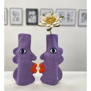 Vase face, couvre-bouteille en laine bouillie d'Aveva. Un accessoire qui transforme n'importe qu'elle bouteille en un vase plein d'humour.