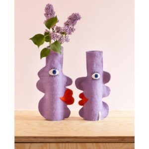 Vase face, couvre-bouteille en laine bouillie d'Aveva. Un accessoire qui transforme n'importe qu'elle bouteille en un vase plein d'humour.