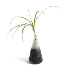 Soliflore en laine bouillie par Aveva Design. Un vase parfaitement étanche équipé d'un tube en verre et stable car lesté de sable. Un vase pour mettre en valeur une fleur naturelle, séchée ou artificielle