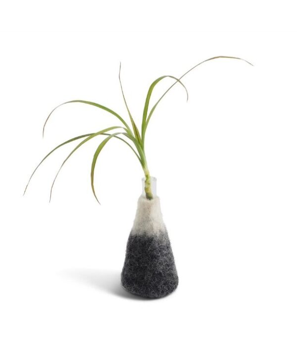 Soliflore en laine bouillie par Aveva Design. Un vase parfaitement étanche équipé d'un tube en verre et stable car lesté de sable. Un vase pour mettre en valeur une fleur naturelle, séchée ou artificielle