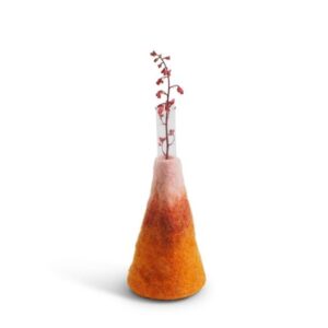 Soliflore en laine bouillie par Aveva Design. Un vase parfaitement étanche équipé d'un tube en verre et stable car lesté de sable. Un vase pour mettre en valeur une fleur naturelle, séchée ou artificielle