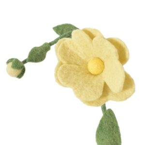 Eglantine en laine feutrée et métal d'Aveva Design pour des bouquets éternels et originaux. Chaque branche d'églantier se compose d'une fleur, d'un bouton floral et de feuilles montés sur une tige en métal flexible.