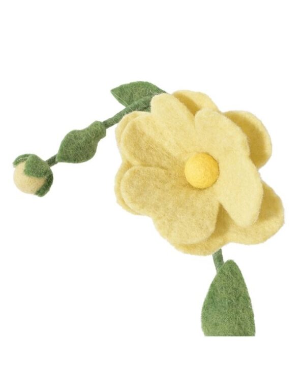 Eglantine en laine feutrée et métal d'Aveva Design pour des bouquets éternels et originaux. Chaque branche d'églantier se compose d'une fleur, d'un bouton floral et de feuilles montés sur une tige en métal flexible.