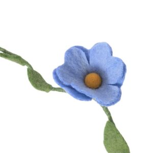 Eglantine en laine feutrée et métal d'Aveva Design pour des bouquets éternels et originaux. Chaque branche d'églantier se compose d'une fleur, d'un bouton floral et de feuilles montés sur une tige en métal flexible.