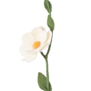 Eglantine en laine feutrée et métal d'Aveva Design pour des bouquets éternels et originaux. Chaque branche d'églantier se compose d'une fleur, d'un bouton floral et de feuilles montés sur une tige en métal flexible.