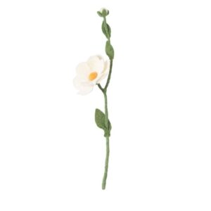 Eglantine en laine feutrée et métal d'Aveva Design pour des bouquets éternels et originaux. Chaque branche d'églantier se compose d'une fleur, d'un bouton floral et de feuilles montés sur une tige en métal flexible.