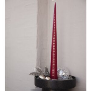 Bougie de décembre artisanale fabriquée à la main par Kunstindustrien au Danemark. La tradition d'un Noël scandinave pour un compte à rebours des jours avant Noël.