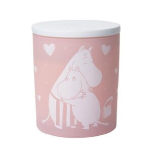 Bougie Moomin Love, une douce odeur de linge frais qui vous enveloppe comme le calin de Maman Moomin. Un produit Pluto Produkter qui fait vivre l'oeuvre de Tovr Jansson.