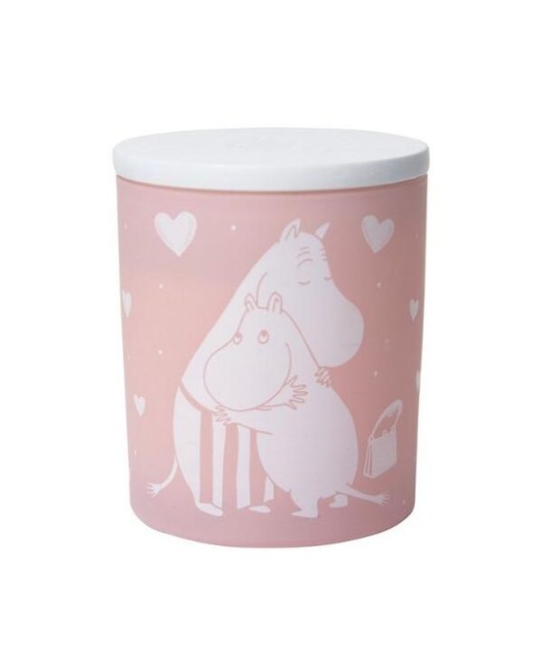 Bougie Moomin Love, une douce odeur de linge frais qui vous enveloppe comme le calin de Maman Moomin. Un produit Pluto Produkter qui fait vivre l'oeuvre de Tovr Jansson.