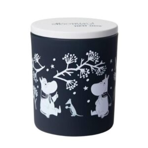 Bougie Moomin First Snow, une douce odeur de fraîcheurs qui vous rend joyeux comme une bataille de boules de neige. Un produit Pluto Produkter qui fait vivre l'oeuvre de Tovr Jansson.