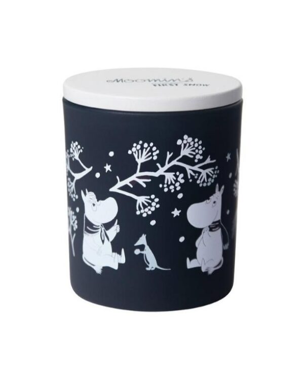 Bougie Moomin First Snow, une douce odeur de fraîcheurs qui vous rend joyeux comme une bataille de boules de neige. Un produit Pluto Produkter qui fait vivre l'oeuvre de Tovr Jansson.