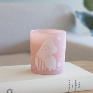 Bougie Moomin Love, une douce odeur de linge frais qui vous enveloppe comme le calin de Maman Moomin. Un produit Pluto Produkter qui fait vivre l'oeuvre de Tovr Jansson.
