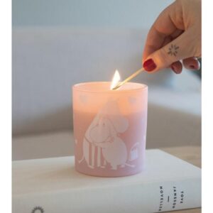Bougie Moomin Love, une douce odeur de linge frais qui vous enveloppe comme le calin de Maman Moomin. Un produit Pluto Produkter qui fait vivre l'oeuvre de Tovr Jansson.