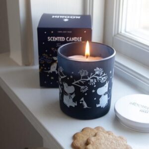 Bougie Moomin First Snow, une douce odeur de fraîcheurs qui vous rend joyeux comme une bataille de boules de neige. Un produit Pluto Produkter qui fait vivre l'oeuvre de Tovr Jansson.