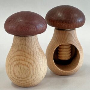 Casse-noix champignon en bois de bouleau réalisé artisanalement par Spegels Suède.