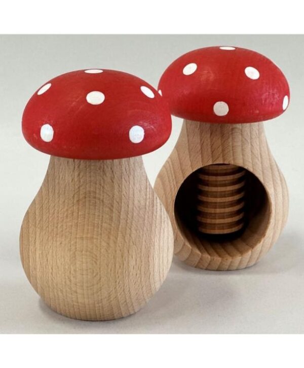 Casse-noix champignon en bois de bouleau réalisé artisanalement par Spegels Suède.