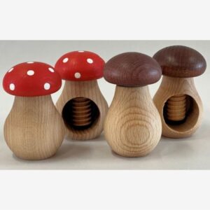 Casse-noix champignon en bois de bouleau réalisé artisanalement par Spegels Suède.