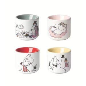 Coquetier en céramique illustré des personnages de la vallée des Moomins crées par l'auteure finlandaise Tove Jansson. Vendu par set de 4 pièces et édités par Pluto Produkter.