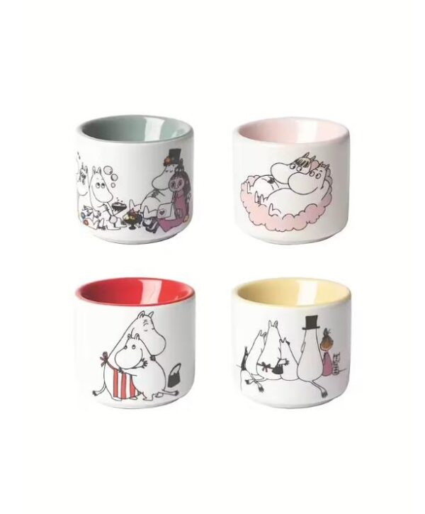 Coquetier en céramique illustré des personnages de la vallée des Moomins crées par l'auteure finlandaise Tove Jansson. Vendu par set de 4 pièces et édités par Pluto Produkter.