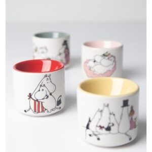 Coquetier en céramique illustré des personnages de la vallée des Moomins crées par l'auteure finlandaise Tove Jansson. Vendu par set de 4 pièces et édités par Pluto Produkter.
