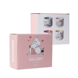Coquetier en céramique illustré des personnages de la vallée des Moomins crées par l'auteure finlandaise Tove Jansson. Vendu par set de 4 pièces et édités par Pluto Produkter.