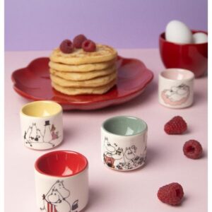 Coquetier en céramique illustré des personnages de la vallée des Moomins crées par l'auteure finlandaise Tove Jansson. Vendu par set de 4 pièces et édités par Pluto Produkter.