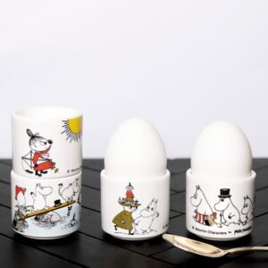 Coquetier en céramique illustré des personnages de la vallée des Moomins crées par l'auteure finlandaise Tove Jansson. Vendu par set de 4 pièces et édités par Pluto Produkter.