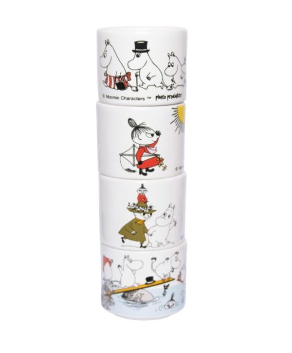 Coquetier en céramique illustré des personnages de la vallée des Moomins crées par l'auteure finlandaise Tove Jansson. Vendu par set de 4 pièces et édités par Pluto Produkter.
